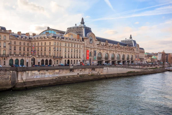 París, Francia - 16.01.2019: Vista del Museo del Louvre y Pont d — Foto de Stock