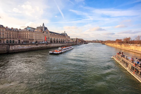 París, Francia - 16.01.2019: Vista del Museo del Louvre y Pont d —  Fotos de Stock