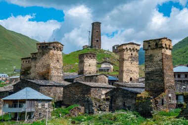 Shkhara Mt. eteklerindeki Ushguli köyünün görünümü. Resim