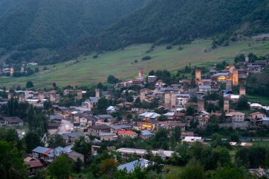 Güzel aydınlatılmış Svan Kulesi ile Mestia 'nın akşam manzarası