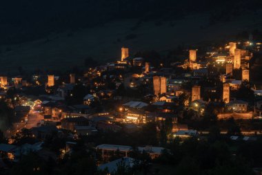 Güzel ışıklı Svan Kuleleri ile Mestia'da gece manzarası 