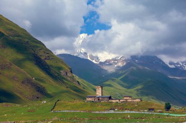 Shkhara Mt. eteklerindeki Ushguli köyünün görünümü. Lamaria 