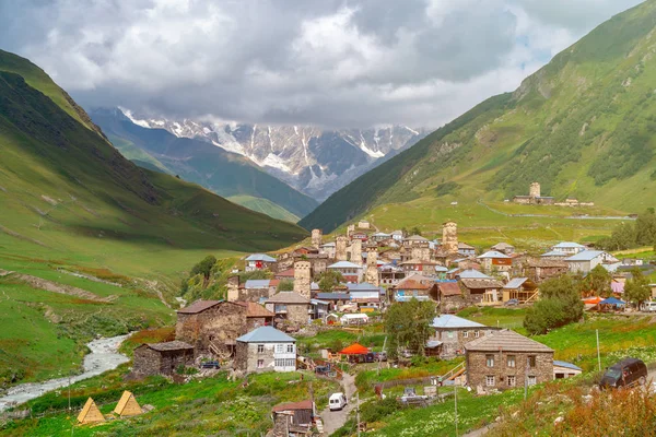 Vista del pueblo de Ushguli al pie del monte. Shkhara. Imágenes — Foto de Stock