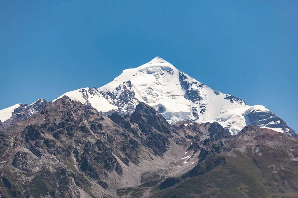 Mont Tetnuldi s'élève au-dessus de la Grande chaîne caucasienne dans la uppe — Photo