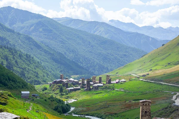 シュハラ山のふもとのウシュグリ村の眺め。写真 — ストック写真
