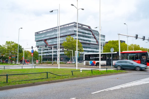 Eindhoven, Nederländerna - 11.10.2019: Modern byggnad i Eindhove — Stockfoto