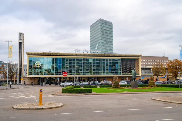 Eindhoven, Nederländerna - 12.10.2019: Järnvägsstationshuset fa — Stockfoto