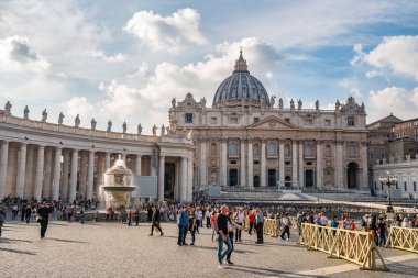 Vatikan (Roma), İtalya - 28.10.2019: St. Peter Meydanı önünde 