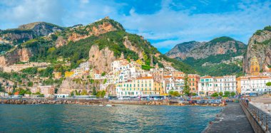 Amalfi, İtalya - 01.11.2019: Meditasyon sahili Amalfi şehri