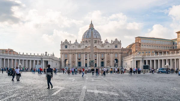 Vaticano (Roma), Itália - 28.10.2019: Praça de São Pedro em frente — Fotografia de Stock