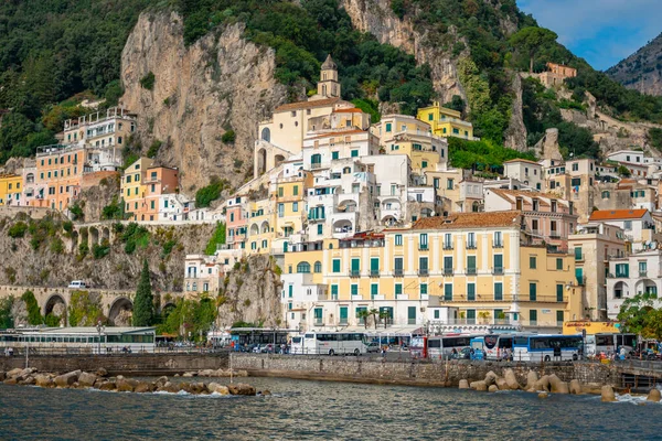 Amalfi,イタリア- 01.11.2019:メディターの海岸にあるAmalfiの街並み — ストック写真