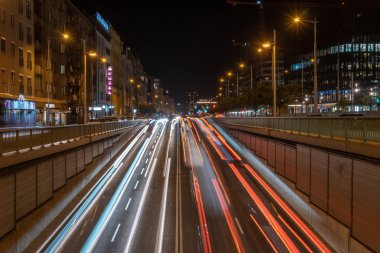 Viyana, Avusturya - 25.10.2019: Viyana 'da gece trafiği.