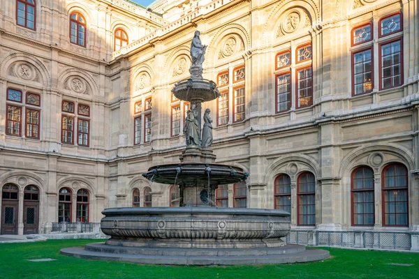 Una fuente con estatuas frente a la Ópera de Viena, Austria —  Fotos de Stock