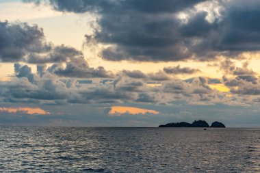 Amalfi sahilinde güzel bir gün batımı. Positano tatil köyü.
