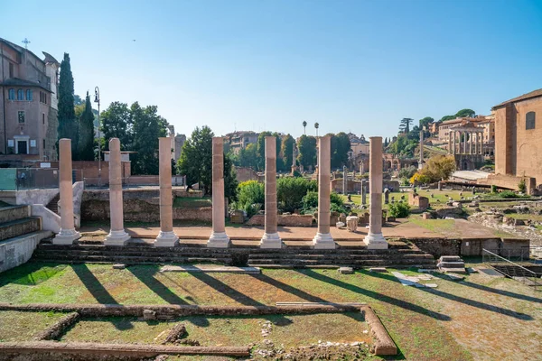 Ruinas antiguas del foro romano en Roma, Italia — Foto de Stock