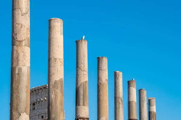 Antique columns against the blue sky, the historical part of the — Stock Photo, Image