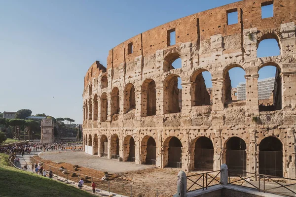 Uitzicht op Rome Colosseum in Rome, Italië. Het Colosseum werd gebouwd — Stockfoto