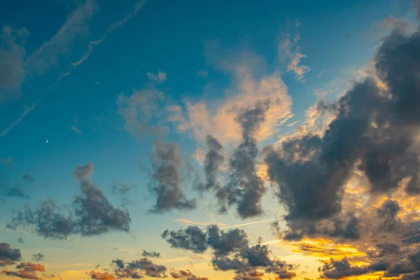 Барвисті хмари на заході сонця. Небесний фон або текстура на сонці — стокове фото