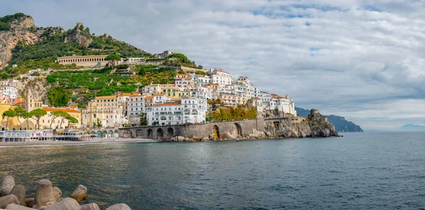 Amalfi paesaggio urbano sulla costa del Mar Mediterraneo al mattino, I — Foto Stock