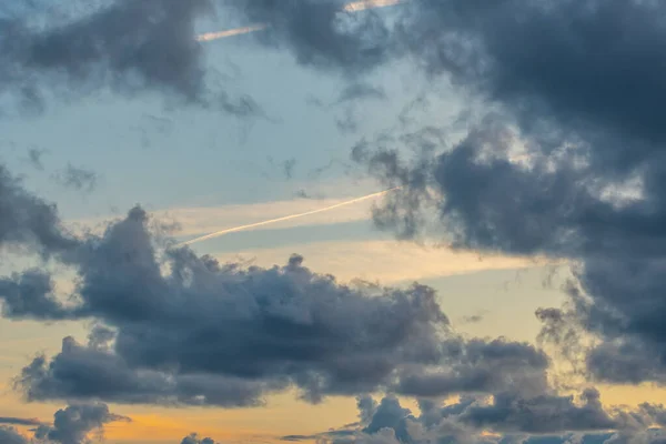 Nuvens coloridas ao pôr do sol. Céu fundo ou textura nos sóis — Fotografia de Stock