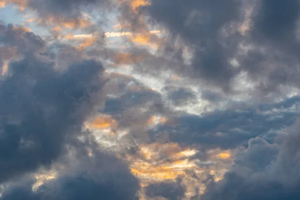 Барвисті хмари на заході сонця. Небесний фон або текстура на сонці — стокове фото