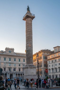 Roma, İtalya - 27.10.2019: Marcus Aurelius Sütun Piazza Colonna Roma