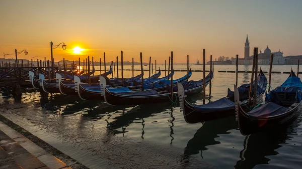 Zonsopgang in Venetië met gondel en uitzicht op het eiland St George — Stockfoto