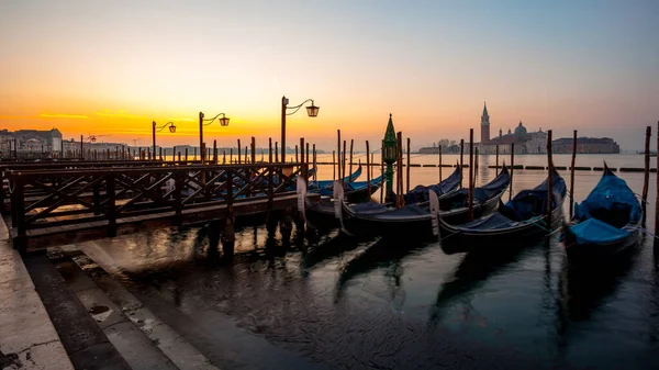 Salida del sol en Venecia con góndola e isla de st george vista — Foto de Stock