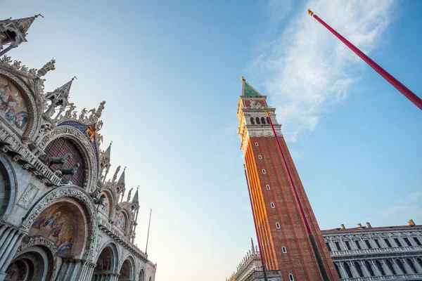 Pohled na zvonici baziliky San Marco v Benátkách, Itálie — Stock fotografie