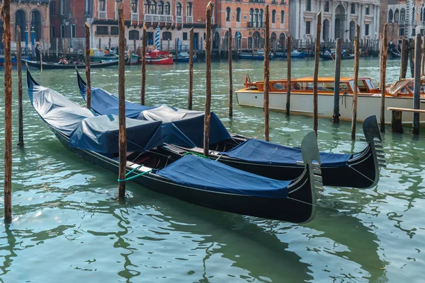 Venedik, İtalya 'da gondollu kanal. Venedik gondollu kartpostal. — Stok fotoğraf