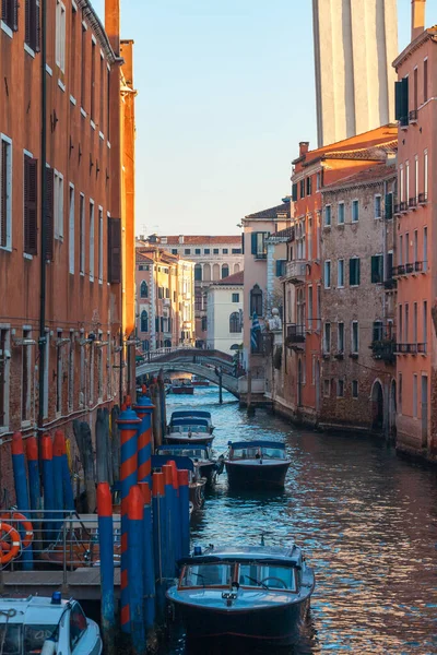 Boote auf schmalen Kanal zwischen bunten historischen Häusern in Venedig. — Stockfoto