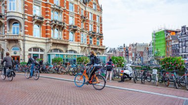 Eindhoven, Hollanda - 16.10.2019: Köprü üzerinde bisikletleri olan Amsterdam kanalı.