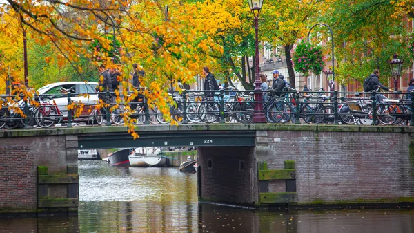 Eindhoven, Nederland - 16.10.2019: Amsterdams kanaal met fietsen op brug. — Stockfoto