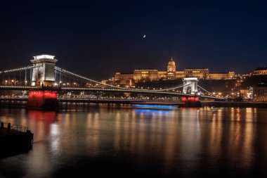 Tuna Nehri 'ndeki Szechenyi Zincir Köprüsü. Budapeşte, Macaristan.
