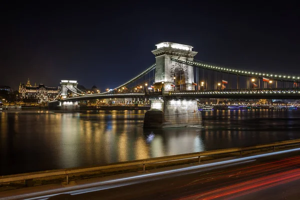 Ponte a catena Szechenyi sul Danubio arrivare di notte. Budapest, Ungheria . — Foto Stock