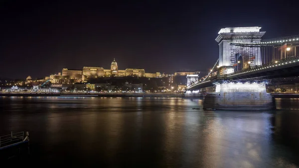 Ponte a catena Szechenyi sul Danubio arrivare di notte. Budapest, Ungheria . — Foto Stock