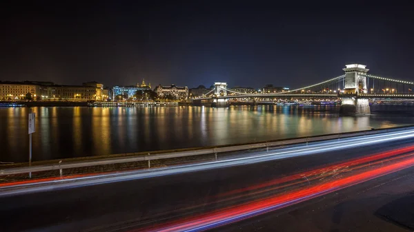 Szechenyi Kettingbrug aan de Donau 's nachts. Budapest, Hongarije. — Stockfoto