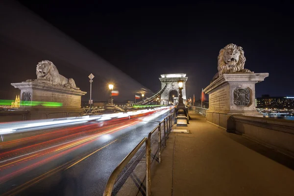 Szechenyi Kettingbrug aan de Donau 's nachts. Budapest, Hongarije. — Stockfoto