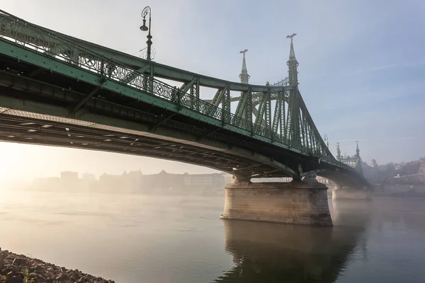 A Ponte da Liberdade, em Budapeste, na Hungria, conecta cidades de Buda e Peste através do rio Danúbio . — Fotografia de Stock