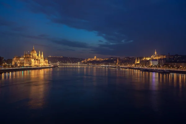 Increíble vista nocturna del parlamento de Budapest y el río Danubio al atardecer, Hungría . — Foto de Stock