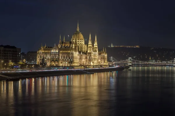 Vue imprenable du soir sur le parlement de Budapest et le Danube au coucher du soleil, Hongrie . — Photo