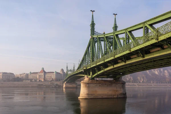 The Liberty Bridge in Budapest in Hungary, it connects Buda and Pest cities across the Danube river. — Stock Photo, Image