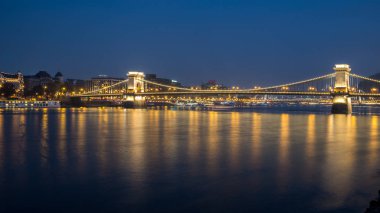 Budapeşte, Macaristan - 10.11.2018: Szechenyi Zinciri Köprüsü 'nün gece manzarası