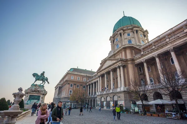 Budapest, Ungheria - 11.11.2018: Castello di Buda e statua equestre del principe Eugenio di Savoia . — Foto Stock