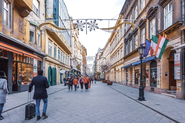 Budapest, Hungría - 11.11.2018: Calle del casco antiguo y edificios en el centro histórico de Budapest —  Fotos de Stock