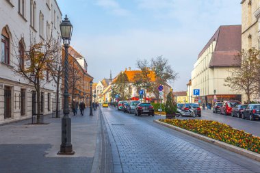 Budapeşte, Macaristan - 11.2018: Eski şehir caddesi ve Budapeşte 'nin tarihi merkezindeki binalar