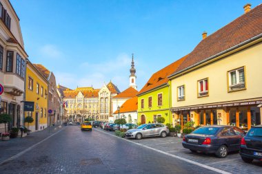 Budapeşte, Macaristan - 11.2018: Eski şehir caddesi ve Budapeşte 'nin tarihi merkezindeki binalar