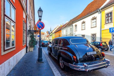 Budapeşte, Macaristan - 11.2018: Eski şehir caddesi ve Budapeşte 'nin tarihi merkezindeki binalar