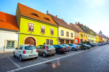 Budapeşte, Macaristan - 11.2018: Eski şehir caddesi ve Budapeşte 'nin tarihi merkezindeki binalar