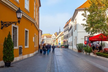 Budapeşte, Macaristan - 11.2018: Eski şehir caddesi ve Budapeşte 'nin tarihi merkezindeki binalar
